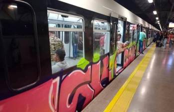 Así fue rayado en septiembre de 2022 el tren que fue vandalizado en la estación Caribe. FOTO: Imagen de archivo