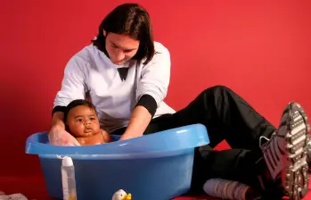 Lionel Messi bañando a Lamine Yamal cuando era un bebé, para la campaña del calendario solidario del Barcelona con Unicef de 2008. FOTO TOMADA X@FCBarcelona