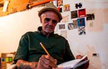 Gallero vivió muchos años en la calle. Ahora está en un apartamento en una de las laderas de Medellín. Foto: Julio César Herrera.