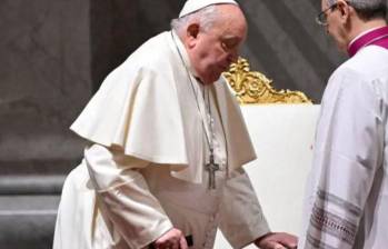 El papa Francisco permanece hospitalizado en Roma y continúa su tratamiento con oxígeno de alto flujo. FOTO AFP