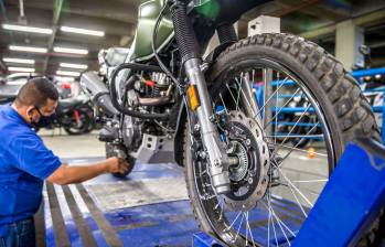 El cambio de aceite, la revisión de frenos y el estado de las llantas hacen parte de los gastos que deben presupuestar los propietarios de motocicletas. FOTO Juan Antonio Sánchez