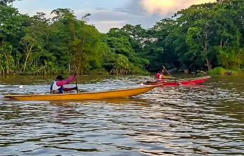 Un deporte que se practica a diario, en el que jóvenes y adultos compiten con un mismo objetivo: demostrar quién domina el agua. Foto: Andrea Lara.