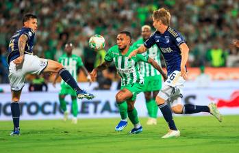 En la imagen aparece Andrés Sarmiento, de Nacional, rodeado por dos defensores de Millonarios en uno de los últimos partidos entre ambos. FOTO Camilo Suárez 