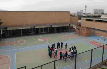 La cancha de un colegio en la que los niños juegan. FOTO: COLPRESA