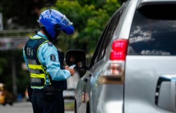 El uniformado tuvo que ser trasladado a un centro asistencial para recuperarse de sus lesiones. FOTO: Camilo Suárez Echeverry.