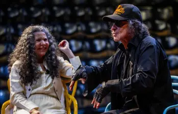 Carlos Mario fundó el Águila Descalza en 1980. Cristina se unió en 1985 y un año después, en 1986, estrenaron País Paisa. FOTO Julio César Herrera 