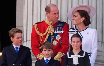 El príncipe William, la princesa Kate y sus tres hijos en el balcón del Palacio de Buckingham. FOTO: Tomada de Instagram @theroyalfamily