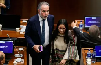 El ministro del Interior, Armando Benedetti; y la saliente directora del Departamento Administrativo de la Presidencia (Dapre), Angie Rodríguez. FOTO: Colprensa