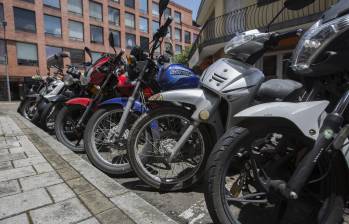 Las motos son una alternativa para evadir los trancones de la capital. Foto: Manuel Saldarriaga Quintero