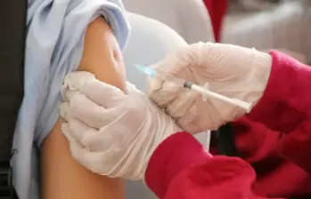 Este virus infecta y destruye las células del sistema inmunitario, produciendo un deterioro progresivo de las defensas del organismo. FOTO: Agencia Sinc