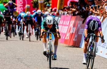 Alejandro Osorio (izquierda) en el cerrado duelo con Sergio Henao por el triunfo de la tercera etapa de la Vuelta a Colombia. Foto Cortesía Ánderson Bonilla - Prensa GW Erco Shimano