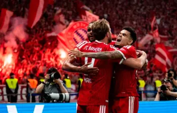 Luis Díaz celebra con Harry Kane el tanto que, parcialmente, le da el título de la Copa Alemana al Bayern Múnich sobre el Stuttgart. FOTO TOMADA @FCBayern