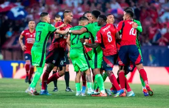 Una de las jugadas más calientes del partido fue el encontrón entre Jorman Campuzano y Brayan León que terminó con ambos expulsados. FOTO: JUAN ANTONIO SÁNCHEZ
