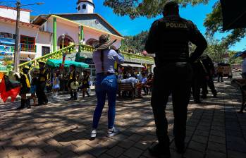 El enfrentamiento entre integrantes de dos frentes de las disidencias de las Farc ocurrió en pleno parque principal del municipio. Hubo dos insurgentes fallecidos y uno más lesionado. FOTO: MANUEL SALDARRIAGA