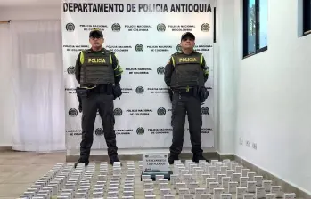 El medicamento de control estaba oculto en un vehículo que se movilizaba en la vía entre Girardota y Yolombó. FOTO: Cortesía Policía Antioquia