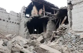 La mayoría de los afganos vive en casas de adobe, vulnerables a derrumbarse fácilmente con los sismos. FOTO: Xinhua