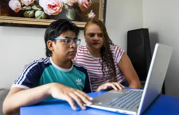 Jerónimo Benítez cursa octavo grado desde su vivienda gracias a EduCasa, el programa que derribó las barreras que le impedían estudiar. Hoy sueña con ser un programador. A su lado, su madre, Maritza Salazar. FOTO Julio César Herrera