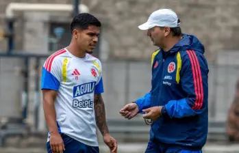 Néstor Lorenzo, entrenador de Colombia habla con El Cucho Hernández. FOTO: JUAN ANTONIO SÁNCHEZ