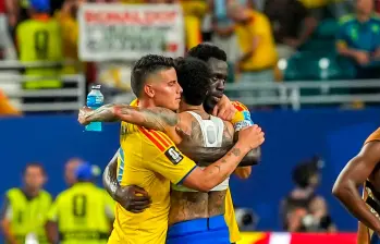 El futbolista colombiano Dávinson Sánchez fue una de las figuras del partido contra los lusos. En la foto se abraza con James Rodríguez y Daniel Muñoz. Foto: Juan Antonio Sánchez