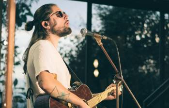 Radicado en Florida, este cantautor paisa ha construido una trayectoria constante entre el indie, el folk y el soft rock que hoy lo lleva a compartir escenario con una figura global. FOTO Cortesía