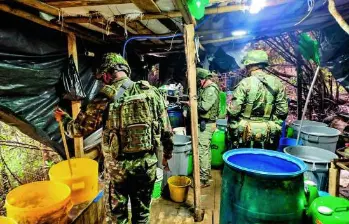 La incautación y destrucción de los laboratorios del Clan del Golfo ha sido uno de los golpes económicos y estratégicos más fuertes contra este grupo criminal. FOTO Cortesía Ejército Nacional