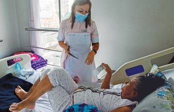 Las voluntarias se distribuyen en grupos que van un día a la semana para resolver necesidades de los pacientes o brindarles acompañamiento a los que no tienen acudiente. FOTO Julio César Herrera