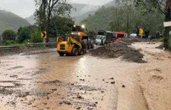 Las autoridades de la gestión del riesgo trabajan en la remoción del material que cayó sobre la vía. FOTO CORTESÍA