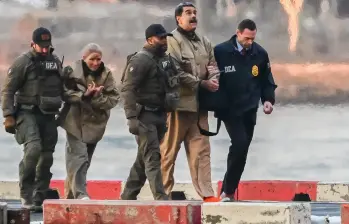 Nicolás Maduro y Cilia Flores cuando fueron llevados por la DEA al llegar a Estados Unidos tras el movimiento de Estados Unidos en Caracas a principio de año. 