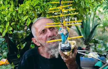 Luis Eduardo Sanín es artesano, vive en la calle con su perra Luciana. Hace barcos para no olvidar su arte. FOTO Julio herrera