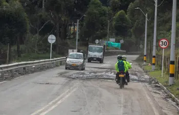 Conductores y residentes en la zona también pidieron que le metan mano a la vía. FOTO: CAMILO SUÁREZ