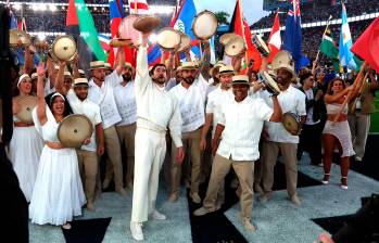 El poderoso mensaje final inscrito en el balón de fútbol americano Toguether we are American, Juntos somos América en español. FOTO: GETTY