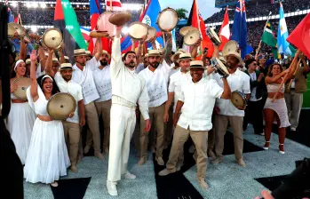 El poderoso mensaje final inscrito en el balón de fútbol americano Toguether we are American, Juntos somos América en español. FOTO Kevin Mazur Getty Images para Roc Nation 