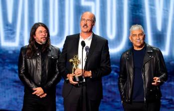 Dave Grohl, Krist Novoselic y Pat Smear subieron a recibir el premio. A la derecha, Smear subió fumando. FOTO Getty