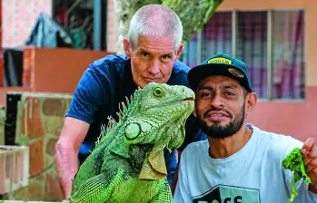 Guillermo López heredó el cuidado de las iguanas de su papá, Arturo López. Según sus cuentas, en el parque puede haber cerca de 50. En otras épocas, se podían contar hasta 100. FOTO Manuel Saldarriaga