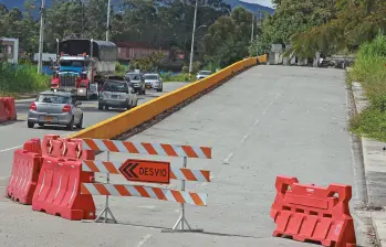 El puente ubicado en la vía entre El Tablazo y el aeropuerto José María Córdova lleva ya casi tres años y medio suspendido por un litigio por la propiedad de un predio de 4.827 metros cuadrados. FOTO Manuel Saldarriaga