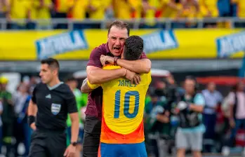 Colombia jugará amistosos ante Croacia, Francia y Jordania antes de su debut en la Copa del Mundo. En la imagen, James con Néstor Lorenzo. FOTO: JUAN ANTONIO SÁNCHEZ