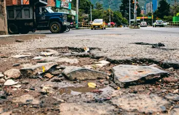 Este hueco, ubicado en el sector de Villas de Comfenalco, lleva más de dos años sin ser reparado. Carros y motos deben esquivarlo o pasar sobre él. Son tres los que hay en la zona. FOTOS: Julio César Herrera