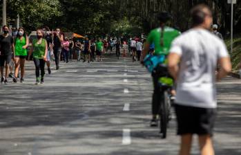 La OMS recomienda a los adultos al menos 150 minutos de actividad física moderada por semana (caminar, nadar, andar en bicicleta...) o 75 minutos de actividad intensa (correr, deportes colectivos, etc.). Foto Camilo Suárez.