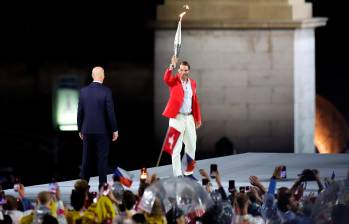 Rafael Nadal recibiendo la antorcha olímpica de manos de Zinedine Zidane. FOTO: Tomada de X @juegosolimpicos