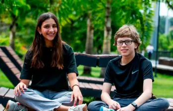 María del Mar Agudelo Mejía (izq.) y Efraín Pérez (der.), estudiantes de Medellín que integran la selección colombiana que competirá en la Olimpiada Internacional Juvenil de Ciencias en Rusia. FOTO Julio César Herrera