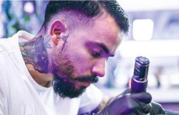 Baena ha desarrollado un estilo propio que mezcla el estilo neotradicional, el realismo y el surrealismo. Sus tatuajes los hace en el estudio Black Dagger, en la avenida Las Palmas. FOTO CORTESÍA