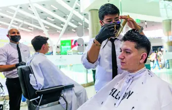 Barberos de Envigado ahora serán escuchadores y ofrecerán primeros auxilios en salud mental. FOTO Camilo Suárez. 