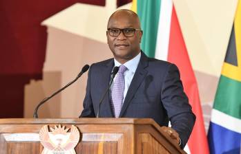 El embajador de Sudáfrica en Francia, Nkosinathi Emmanuel Mthethwa, en un discurso. FOTO: Tomada de X @PresidenciaZA