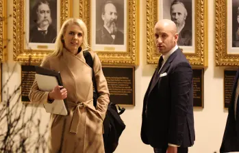 La asistente ejecutiva del presidente Donald Trump, Natalie Harp, y el asesor de Seguridad Nacional de EE. UU. y subjefe de gabinete de la Casa Blanca. Foto: Getty Images via AFP