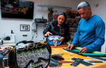 Así se arma este legendario carriel sampedreño que se encontraba en el olvido, aunque con el toque tradicional de una familia de Jericó. FOTO JULIO CÉSAR HERRERA
