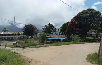 Este es el parque del corregimiento Las Auras, municipio de Briceño, donde ocurrió el ataque con los drones por parte de miembros de las disidencias de las Farc. FOTO: CORTESÍA