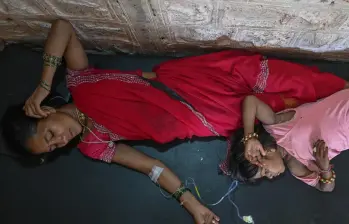 Una mujer recibe tratamiento intravenoso después de sufrir una gastroenteritis y deshidratación por beber agua contaminada durante la ola de calor de finales de mayo en la India. Foto: Ritesh Shukla / Getty Images via AFP