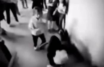 La pelea se produjo el viernes 2 de octubre al salir del colegio, en Copacabana. FOTO: IMAGEN TOMADA DE VIDEO