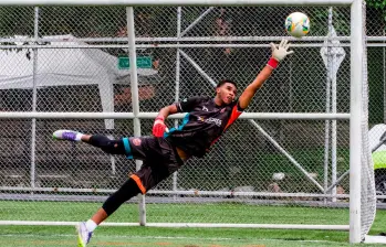 Camilo Blandón, en toda su dimensión. Este martes entrenó en la cancha de Belén Las Playas de Medellín, previo al viaje a la Selección Colombia. FOTO JULIO CÉSAR HERRERA