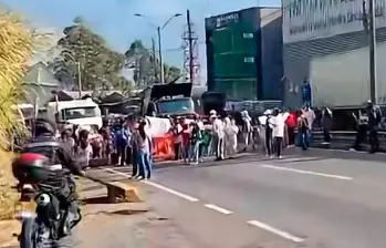 Los manifestante bloquearon por ratos la autopista Medellín-Bogotá a la altura de la báscula. FOTO IMAGEN TOMADA DE VIDEO